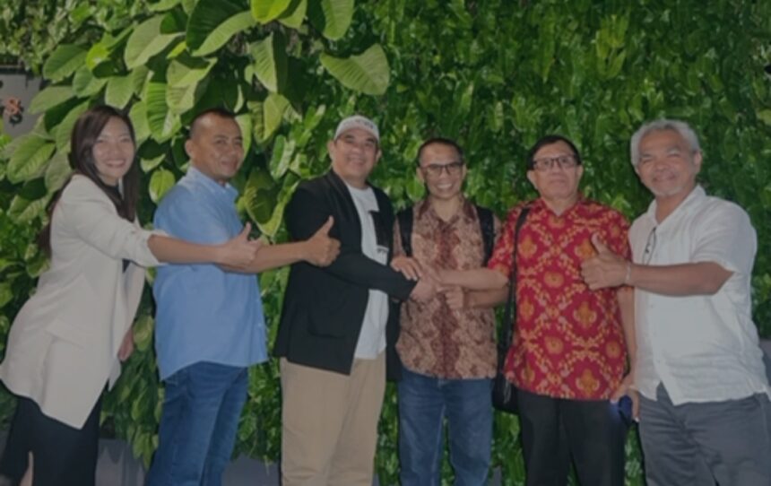 KESEPAKATAN : Ketua Umum PWI hasil Kongres Bandung, Hendry Ch Bangun (Kiri), dan Ketua Umum PWI hasil Kongres Luar Biasa, Zulmansyah Sekedang (kanan) bersama anggota dewan pers, Dahlan Dahi bersepakat terkait masa depan PWI, di Jakarta, Jumat (16/5/2025). (foto:ist)