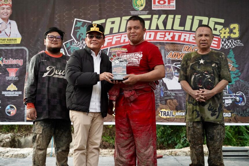 Gubernur Kalteng selaku Pembina Pengurus Cabang Indonesia Off-road Federation (IOF) H Agustiar Sabran saksikan event Tangkiling Off-road Extreme, di Sirkuit Sukamulya, Tangkiling, Palangka Raya, Minggu (11/5/2025). 