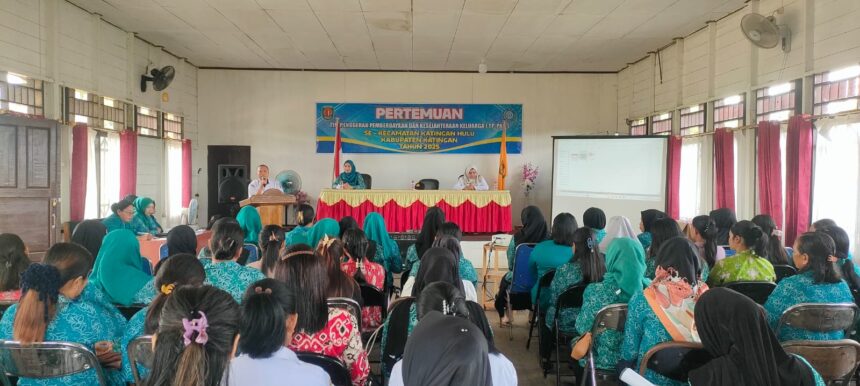 ARAHAN: Pelaksana Harian (Plh) Camat Katingan Hulu, Kakat Pribadi memberikan arahan pasa kegiatan Pertemuan Tim Penggerak Pemberdayaan dan Kesejahteraan Keluarga se - Kecamatan Katingan Hulu di Kelurahan Tumbang Sanamang, Rabu (21/5/2025). (foto:saleh)
