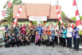 Dalam rangka memperingati Hari Jadi ke-68 Provinsi Kalimantan Tengah, Gubernur H. Agustiar Sabran memimpin upacara ziarah dan tabur bunga di Taman Makam Pahlawan Sanaman Lampang Palangka Raya, Kamis (15/5/2025).