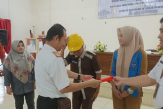 Dinas Pekerjaan Umum dan Penataan Ruang (PUPR) Kabupaten Barito Selatan (Barsel) menggelar pelatihan dan Sertifikasi Kompetensi Konstruksi (SKK) bagi siswa SMK Negeri 3 Buntok, di Aula Kantor Baperinda, Rabu (19/3/2025).