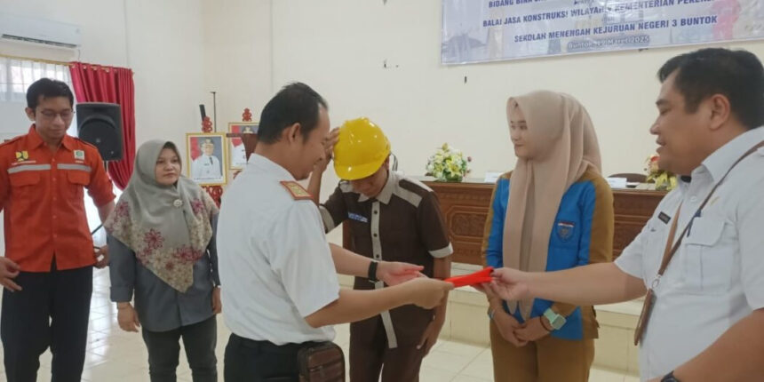Dinas Pekerjaan Umum dan Penataan Ruang (PUPR) Kabupaten Barito Selatan (Barsel) menggelar pelatihan dan Sertifikasi Kompetensi Konstruksi (SKK) bagi siswa SMK Negeri 3 Buntok, di Aula Kantor Baperinda, Rabu (19/3/2025).