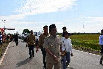 Kepala Dinas PUPR Barito Selatan (Barsel), Dr Ita Minarni ST MT turut menghadiri panen raya padi serentak di 14 Provinsi, khususnya diwilayah di Desa Pantik, Kecamatan Padih Batu, Kabupaten Pulang Pisau (Pulpis), Provinsi Kalimantan Tengah (Kalteng), Senin (7/4/2025).