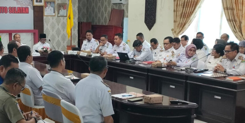 Kepala Dinas PUPR Kabupaten Barito Selatan (Barsel), Dr Ita Minarni ST MT hadir dalam Rapat Koordinasi (Rakor) Organisasi Perangkat Daerah (OPD), di Aula Kantor Bupati setempat, Rabu (9/4/2025).