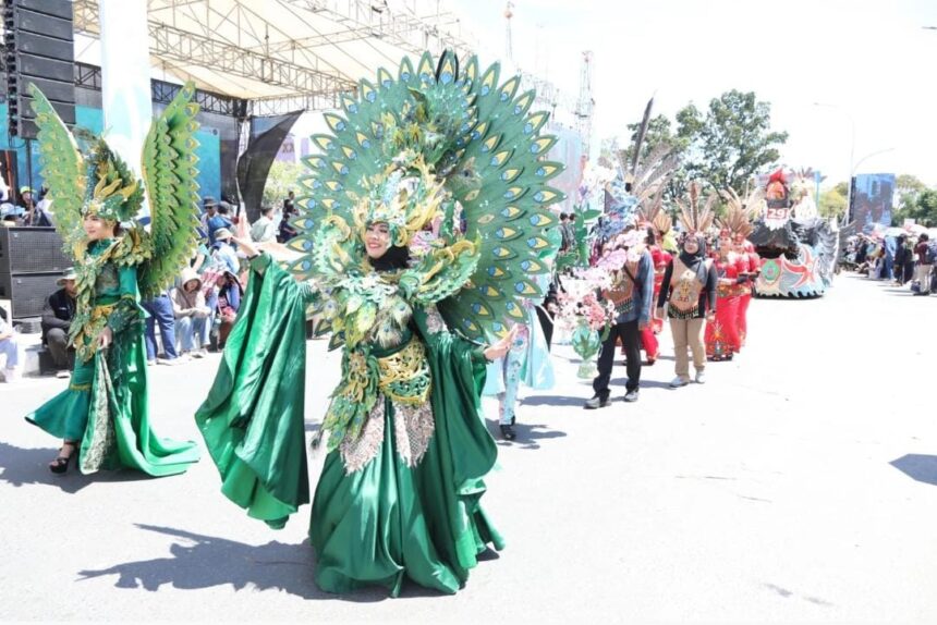 Gubernur Kalteng Agustiar Sabran lepas peserta Karnaval Budaya Festival Budaya Isen Mulang (FBIM) Tahun 2025, di Bundaran Besar Palangka Raya, Minggu (18/5/2025). 