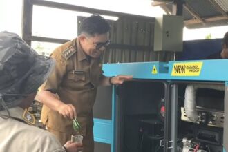 Jajaran Dinas ESDM Prov. Kalteng bersama warga Desa Lupak Dalam saat melakukan prosesi tampung tawar