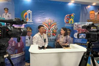 Dinas Komunikasi, Informatika, Persandian, dan Statistik (Diskominfosantik) Provinsi Kalimantan Tengah (Kalteng) menggelar Podcast bertajuk "Permudah Layanan untuk Masyarakat Melalui Aplikasi PLN Mobile dan MyICON+", yang berlangsung di stand Diskominfosantik Prov. Kalteng, Senin (19/5/2025).