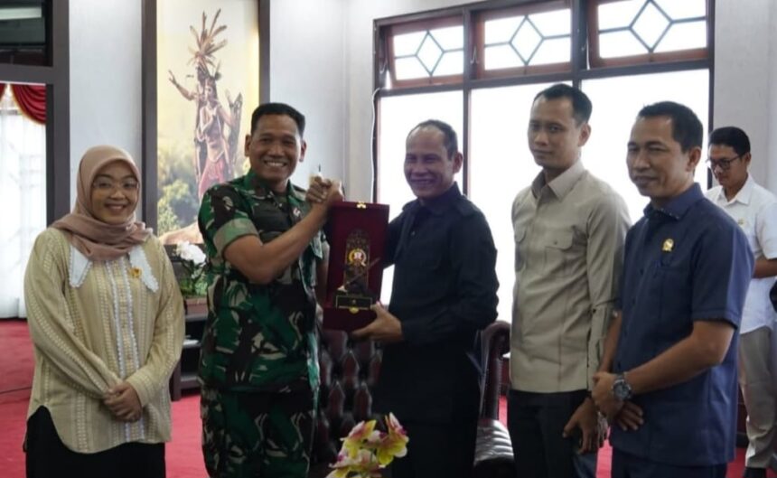 Ketua DPRD Provinsi Kalteng, Arton S Dohong saat menerima kunjungan silaturahmi Danrem 102/Panju Panjung, Brigjen TNI Wimoko (Foto : Ist)