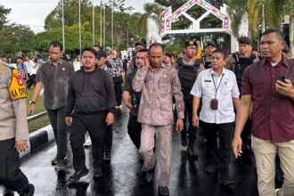 Ketua DPRD Provinsi Kalteng, Arton S Dohong saat hendak menemui massa aksi Gemuruh Kalteng (Foto : Ist)