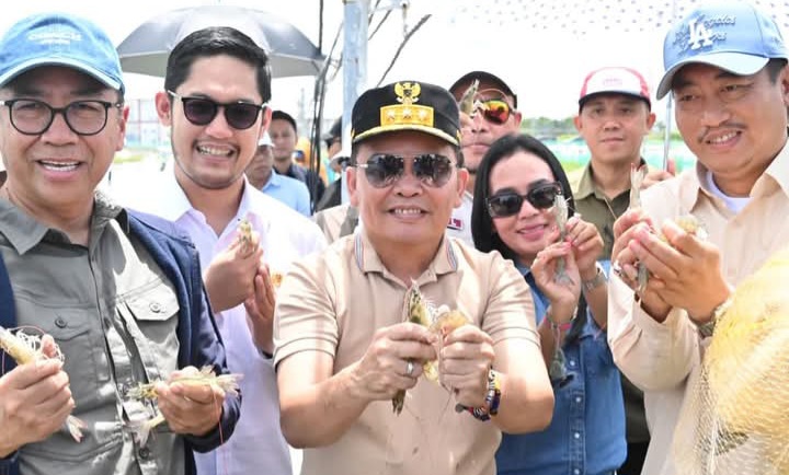 Sekretaris Komisi III DPRD Provinsi Kalteng, Bryan Iskandar (dua dari kiri) bersama Gubernur Kalteng, Agustiar Sabran dan penjabat lainnya panen udang vaname di Kuala Jelai, Sukamara (Foto : Ist)