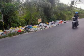 Kondisi tumpukan sampah yang tidak dibuang pada tempatnya (Foto : Pri)
