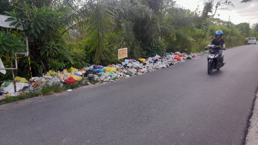 Kondisi tumpukan sampah yang tidak dibuang pada tempatnya (Foto : Pri)