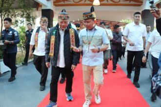 PENYAMBUTAN : Gubernur Kalimantan Tengah (Kalteng) H. Agustiar Sabran bersama unsur Forkopimda menyambut kedatangan Menteri Koordinator Bidang Pangan Republik Indonesia, Zulkifli Hasan, di VIP Room Bandara Tjilik Riwut, Palangka Raya, Rabu (21/5/2025). (foto:ist)