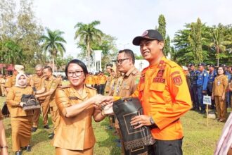 Kadis PUPR Barsel, Dr. Ita Minarni, ST., MT., menghadiri Apel Besar sekaligus Halal Bihalal yang digelar Pemerintah Kabupaten Barito Selatan usai libur panjang Hari Raya Idulfitri 1446 H / 2025 M, di halaman Kantor Bupati Barito Selatan, Selasa (8/4/2025).
