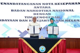 Ketua Umum Tim Penggerak Pemberdayaan dan Kesejahteraan Keluarga (TP PKK) Tri Tito Karnavian menandatangani Nota Kesepahaman atau Memorandum of Understanding (MoU) dengan Kepala Badan Narkotika Nasional (BNN) Komisaris Jenderal Polisi Marthinus Hukom. Kerja sama tersebut mencakup upaya kedua belah pihak dalam mencegah penyebaran dan penyalahgunaan narkoba. Kegiatan ini berlangsung di Ruang Rapat Kantor BNN, Jakarta, Rabu (21/5/2025).