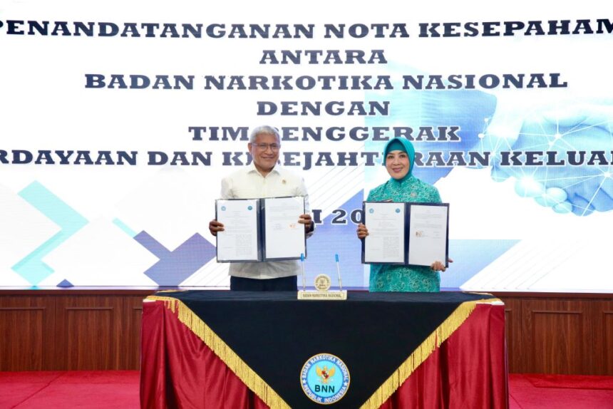 Ketua Umum Tim Penggerak Pemberdayaan dan Kesejahteraan Keluarga (TP PKK) Tri Tito Karnavian menandatangani Nota Kesepahaman atau Memorandum of Understanding (MoU) dengan Kepala Badan Narkotika Nasional (BNN) Komisaris Jenderal Polisi Marthinus Hukom. Kerja sama tersebut mencakup upaya kedua belah pihak dalam mencegah penyebaran dan penyalahgunaan narkoba. Kegiatan ini berlangsung di Ruang Rapat Kantor BNN, Jakarta, Rabu (21/5/2025).