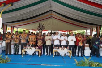 Gubernur Kalimantan Tengah (Kalteng) H. Agustiar Sabran, memimpin Apel Bersama yang melibatkan Camat, Lurah, Kepala Desa, Babinsa, Bhabinkamtibmas, dan Damang, di Halaman Kantor Gubernur Kalteng, Kamis (22/05/2025).