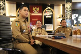Gubernur Kalimantan Tengah (Kalteng) H. Agustiar Sabran didampingi oleh Wakil Gubernur (Wagub) H. Edy Pratowo  menyapa langsung para pelajar tingkat SMA melalui kegiatan “Gubernur Mengajar” yang digelar secara virtual melalui Zoom Meeting, pada Senin (26/05/2025).