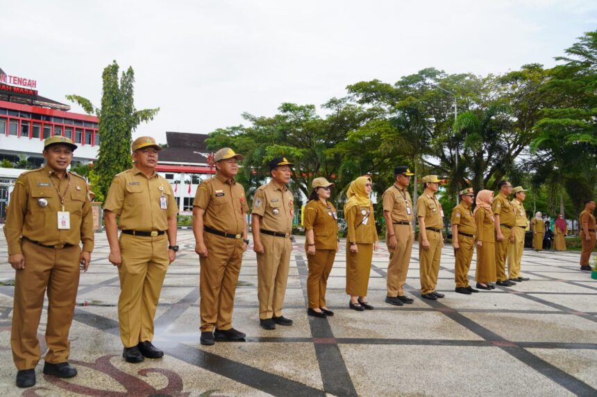 Kepala OPD saat mengikuti dimimpin Apel bagi CPNS dan PPPK Periode I di lingkungan Pemerintah Provinsi Kalteng Tahun Anggaran 2024 yang dipimpin Sekretaris Daerah Provinsi Kalimantan Tengah, Leonard S. Ampung , yang berlangsung di Halaman Kantor Gubernur Kalteng, Senin (26/5/2025).