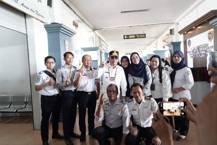 Gubernur Kalimantan Tengah, H. Agustiar Sabran melakukan kunjungan kerja ke Terminal Bus AKAP W.A Gara yang berlokasi di Jalan Mahir Mahar Lingkar Luar Km. 1, Rabu (27/5/2025). Kunjungan ini dilakukan sebagai bagian dari upaya meninjau langsung kondisi transportasi dan pengawasan angkutan barang di wilayah tersebut.