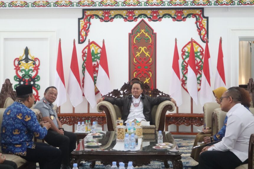 AUDIENSI : Gubernur Kalimantan Tengah, H. Agustiar Sabran menerima audiensi Kepala Kantor Wilayah (Kakanwil) Direktorat Jenderal Pemasyarakatan (Ditjenpas) Kalimantan Tengah, I Putu Murdiana, di Kantor Gubernur Kalimantan Tengah, Selasa (20/5/2025). (foto:kanwil ditjenpas kalteng)