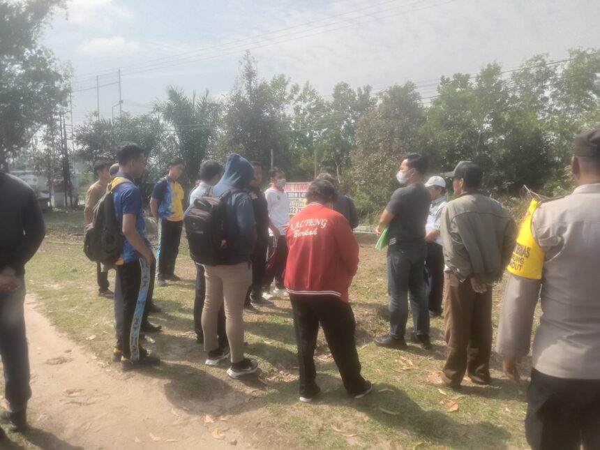 PERSIDANGAN SETEMPAT : Pihak Pengadilan Negeri Palangka Raya saat melaksanakan Persidangan Setempat (PS) sengketa tanah 6000 meter persegi, di Jalan Adonis Samad, belum lama ini. (foto:pua)