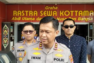 WAWANCARA : Kapolda Kalteng, Irjen Iwan Kurniawan didampingi Kabid Humas, Kombes Erlan saat diwawancarai wartawan, di Polda Kalteng, Jumat (2/5/2025). (foto:ist)