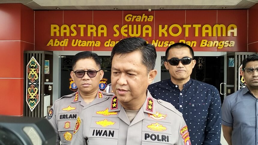 WAWANCARA : Kapolda Kalteng, Irjen Iwan Kurniawan didampingi Kabid Humas, Kombes Erlan saat diwawancarai wartawan, di Polda Kalteng, Jumat (2/5/2025). (foto:ist)
