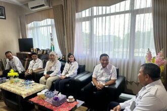 Kepala Kantor Wilayah (Kakanwil) Direktorat Jenderal Pemasyarakatan (Ditjenpas) Kalimantan Tengah didampingi Pejabat Administrator menerima audiensi dari General Manager Garuda Indonesia Palangka Raya, Senin (19/5/2025), di ruang kerja Kakanwil.