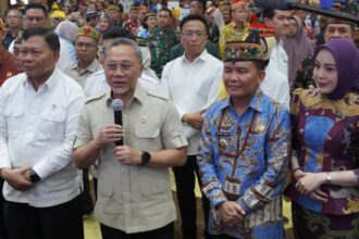 WAWANCARA : Menko Pangan RI, Zulkifli Hasan didampingi Gubernur Kalteng, Agustiar Sabran dan Ketua TP-PKK Kalteng, Aisyah Thisia Agustiar Sabran saat diwawancarai wartawan Terkait Kopdeslur Merah Putih, di Aula Jayang Tingang, Kamis (22/5/2025).