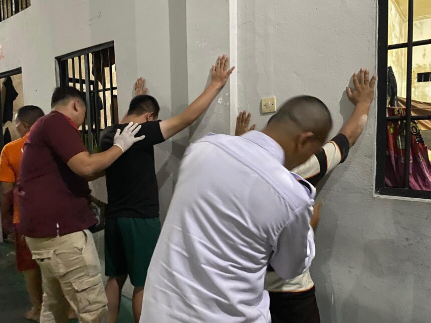 RAZIA : Petugas dari DItjenpas Kalteng saat menggeledah WBP, di Rutan Palangka Raya, Rabu (7/5/2025). (foto:ist)