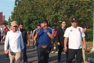 OLAHRAGA : Gubernur Kalteng, H Agustiar Sabran bersama Wakil Kepala Staff Kepresidenan RI M Qodari Plt Sekda Kalteng Leonard S Ampung dan para jurnalis saat jogging bersama, di Bundaran Besar Palangka Raya, Sabtu (3/5/2025). (foto:ardi)