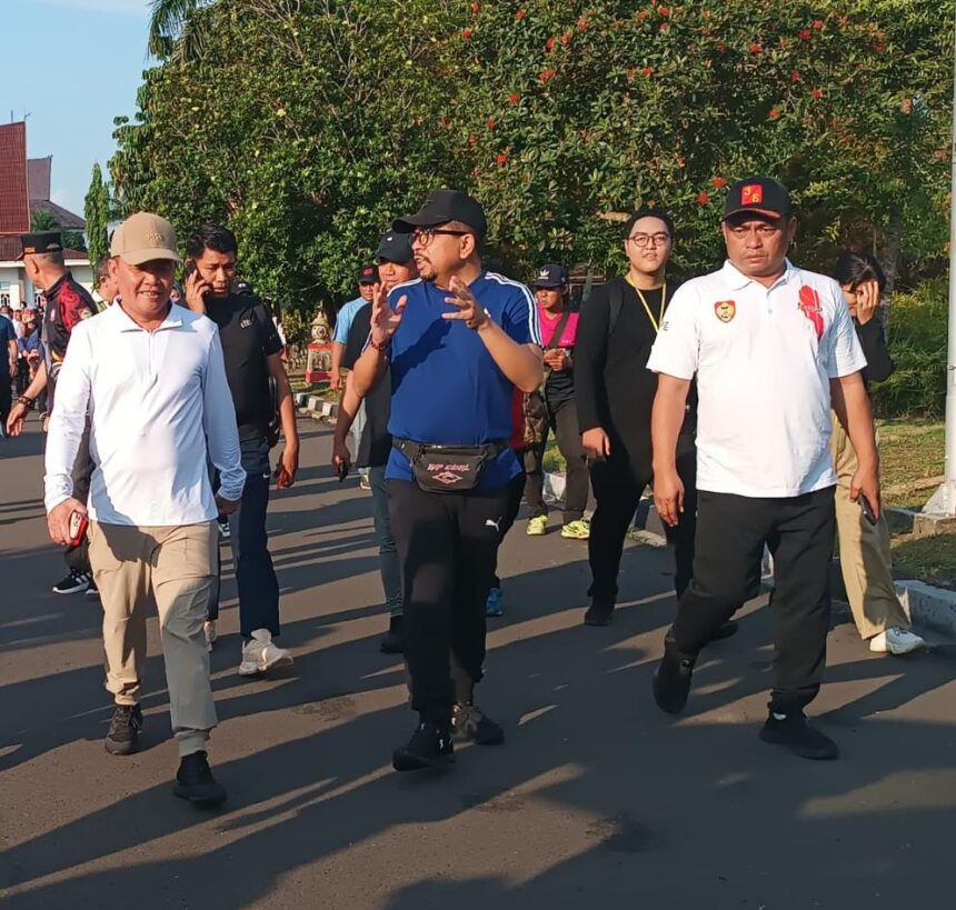 OLAHRAGA : Gubernur Kalteng, H Agustiar Sabran bersama Wakil Kepala Staff Kepresidenan RI M Qodari Plt Sekda Kalteng Leonard S Ampung dan para jurnalis saat jogging bersama, di Bundaran Besar Palangka Raya, Sabtu (3/5/2025). (foto:ardi)