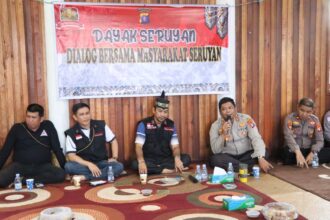 Kapolres Seruyan, AKBP Hans Itta Papahit terlihat saat berdiskusi dengan tokoh ormas.
