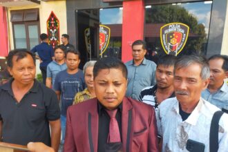 WAWANCARA : Kuasa hukum para ahli waris, Jeffriko Seran SH MH bersama ahli waris saat diwawancarai wartawan, di depan Gedung DItreskrimum Polda Kalteng, Senin (19/5/2025). (foto:ardi)