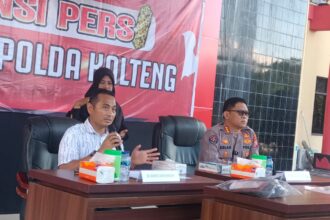 Kabid Humas Polda Kalteng (kanan) saat mennggelar konferensi pers.