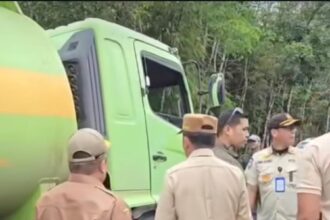 DAMPINGI : Kepala Dinas (kadis) PUPR Kalteng, Juni Gultom mendampingi Gubernur Kalteng, Agustiar Sabran saat melakukan sidak di ruas Jalan Palangka Raya-Kuala Kurun, Selasa (27/5/2025). (foto:screnshoot)