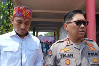 Direktur Reserse Kriminal Umum (Dirreskrimum) Polda Kalteng, Kombes Pol Nuredy Irwansyah Putra bersama Kabid Humas Polda Kalteng, Kombes Pol Erlan Munaji saat diwawancarai wartawan.