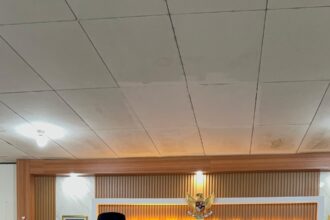 PELANTIKAN : Kepala Kantor Wilayah (Kakanwil) Direktorat Jenderal Pemasyarakatan (Ditjenpas) Kalimantan Tengah (Kalteng), I Putu Murdiana menyaksikan penyerahan berkas kepemimpinan Kepala Bapas Kelas I Palangka Raya, di Aula Kantor Ditjenpas Kalteng, Kamis (8/5/2025). (ardi)