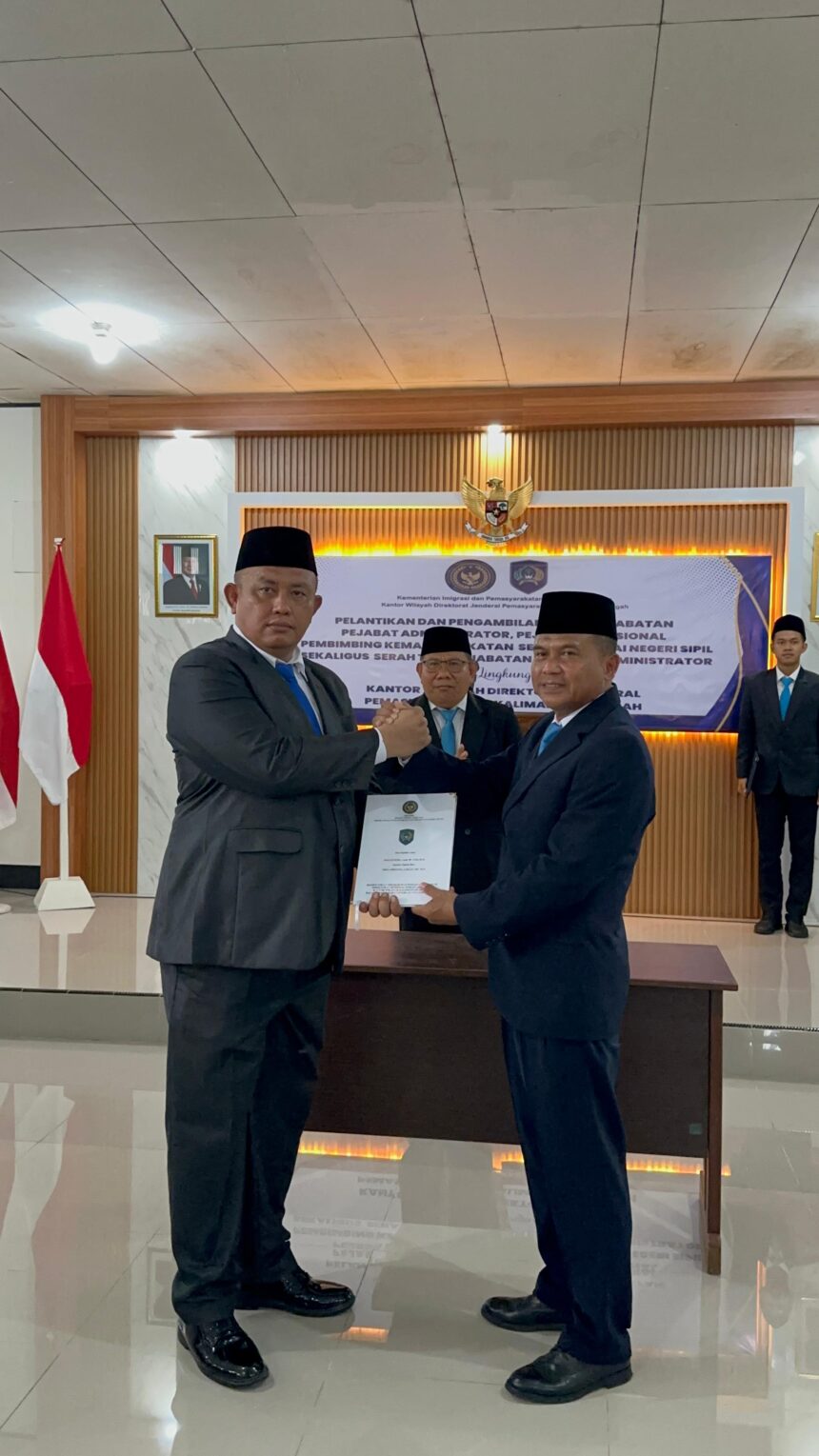 PELANTIKAN : Kepala Kantor Wilayah (Kakanwil) Direktorat Jenderal Pemasyarakatan (Ditjenpas) Kalimantan Tengah (Kalteng), I Putu Murdiana menyaksikan penyerahan berkas kepemimpinan Kepala Bapas Kelas I Palangka Raya, di Aula Kantor Ditjenpas Kalteng, Kamis (8/5/2025). (ardi)