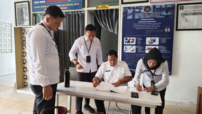 SIDAK : Kepala Bagian Tata Usaha dan Umum, Yudo Adi Yuwono, bersama tim saat melakukan sidak di Rutan Kelas II A Palangka Raya, Rabu (7/5/2025). (foto:ist)