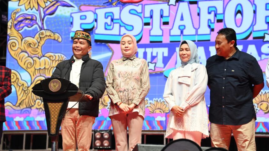 Gubernur Kalimantan Tengah (Kalteng) Agustiar Sabran beserta istri Aisyah Thisia Agustiar Sabran dan Wakil Gubernur (Wagub) Edy Pratowo beserta istri Nunu Andriani Edy Pratowo mengakhiri kunjungan kerja di Kabupaten Kapuas selama dua hari dengan menghadiri malam puncak hiburan rakyat “Pestaforia” di Lapangan Panunjung Tarung, Kuala Kapuas, Rabu (7/5/2025) malam.