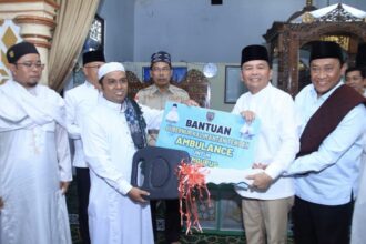 SIMBOLIS : Gubernur Kalteng, H Agustiar Sabran, bersama Wakil Gubernur kalteng, H Edy Pratowo, menyerahkan dan melihat langsung mobil jenazah dan mobil ambulan, bantuan Pemprov untuk masyarakat, di wilayah komplek Puntun, Rindang Bantuan, sekaligus melaksanakan safari Jumat di Mesjid Luthfillah, Jumat (16/5/2025). (foto:ist)