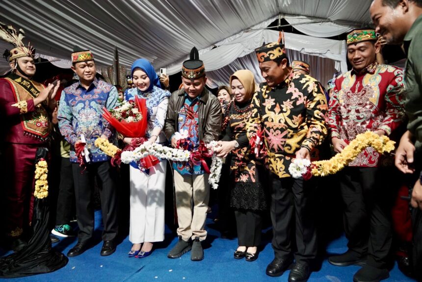 Gubernur Kalimantan Tengah (Kalteng), H. Agustiar Sabran didampingi Ketua TP-PKK Prov. Kalteng Aisyah Thisia Agustiar Sabran bersama Wakil Gubernur Kalteng H. Edy Pratowo dan Unsur Forkopimda Prov. Kalteng membuka secara resmi Kalteng Expo Tahun 2025, bertempat di Halaman Gor Indor Serbaguna Palangka Raya, Minggu (18/05/2025) malam