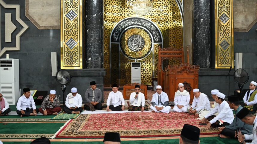 Gubernur Kalteng, Agustiar Sabran bersama Wakil Gubernur Kalteng, Edy Pratowo meminta doa dan dukungan pada umat muslim agar dapat mengemban amanah memimpin Kalimantan Tengah dengan sebaik-baiknya demi kemajuan daerah.