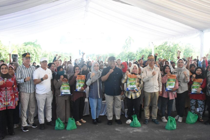 Wakil Gubernur Kalimantan Tengah Edy Pratowo membuka pasar murah dalam rangka pengendalian inflasi sekaligus rasa syukur pemerintah Provinsi Kalimantan Tengah pada peringatan Hari Jadi Ke – 68 yang jatuh pada tanggal 23 Mei 2025.