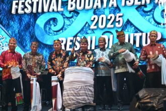 Gubernur Kalimantan Tengah (Kalteng) H. Agustiar Sabran, secara resmi menutup rangkaian kegiatan Festival Budaya Isen Mulang (FBIM) dan Kalteng Expo Tahun 2025 yang digelar di Stadion Tuah Pahoe, Palangka Raya, Jumat (23/5/2025) malam.