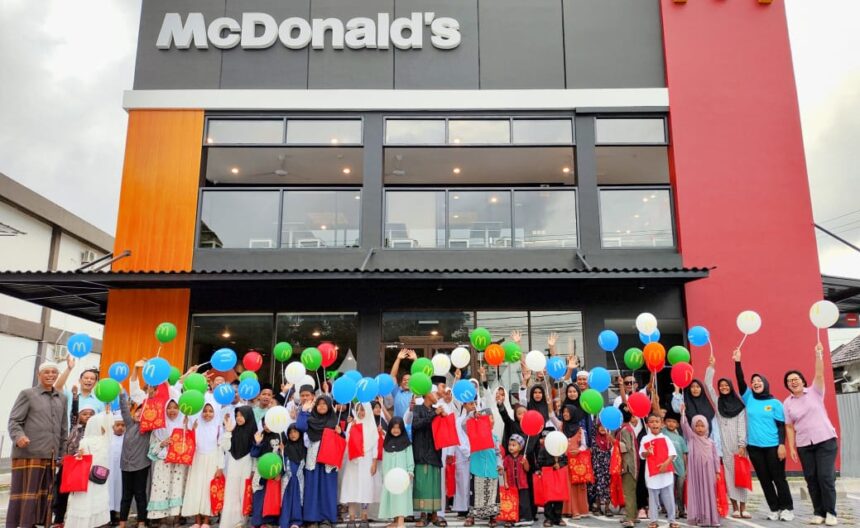 Sebagai bagian dari komitmen sosial McDonald’s Indonesia yang diwujudkan melalui program “Mekdi untuk Kemanusiaan”, acara pembukaan McDonald’s Pangkalan Bun juga mengundang anakanak yatim dari panti asuhan Al-Hidayah untuk menikmati momen kebersamaan yang penuh kasih dan kebahagiaan.