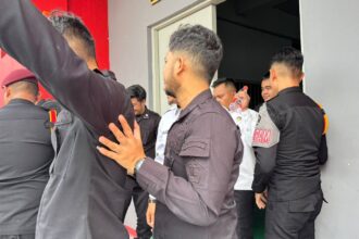 ‎ ‎PENGGELEDAHAN: Petugas Lapas Kelas II A Palangka Raya saat melakukan penggeledahan terhadap Warga Binaan Pemasyarakatan.
