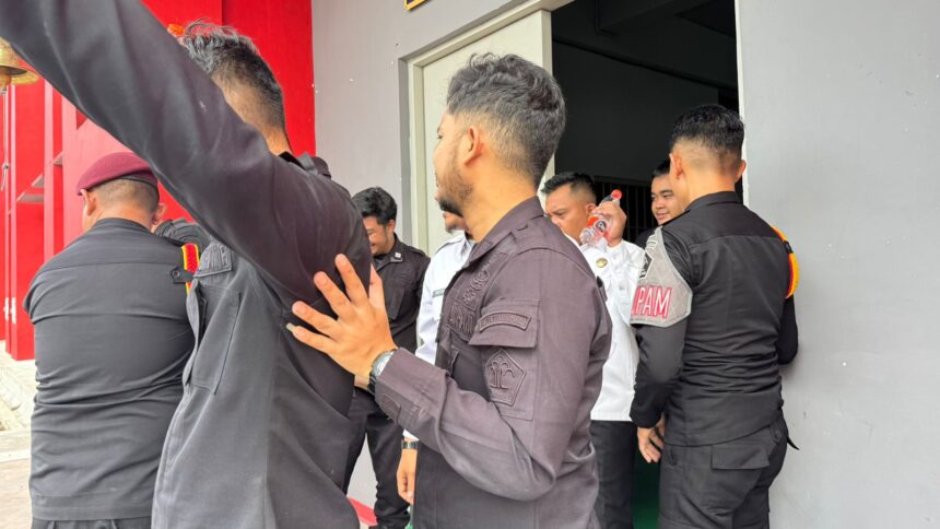  PENGGELEDAHAN: Petugas Lapas Kelas II A Palangka Raya saat melakukan penggeledahan terhadap Warga Binaan Pemasyarakatan.